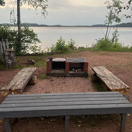 Saunamökki Kurjenrahkan Kansallispuistossa Poytya